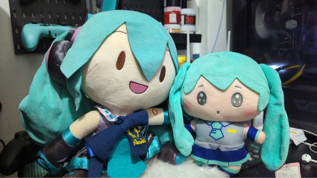 Hatsune Miku Plushie Bundle (Category: Plushies & Soft Toys) located in San Pedro. Submitted by mvriazy (Listing ID 1470057248, Image 1). Description: not og po both pero may etiketa sila 📦 lalamove/jnt 📍 taguig.
