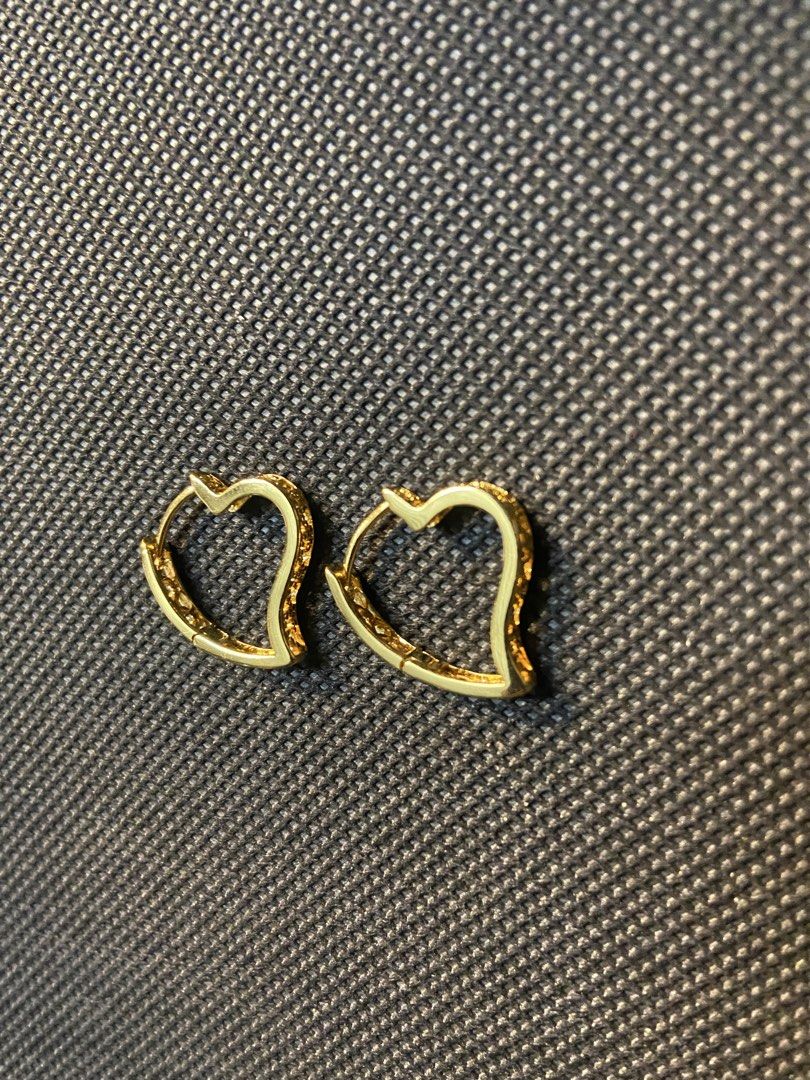 Heart shaped earrings (Category: Earrings) located in Binan City. Submitted by retroz_collections (Listing ID 1470074317, Image 2). Description: .