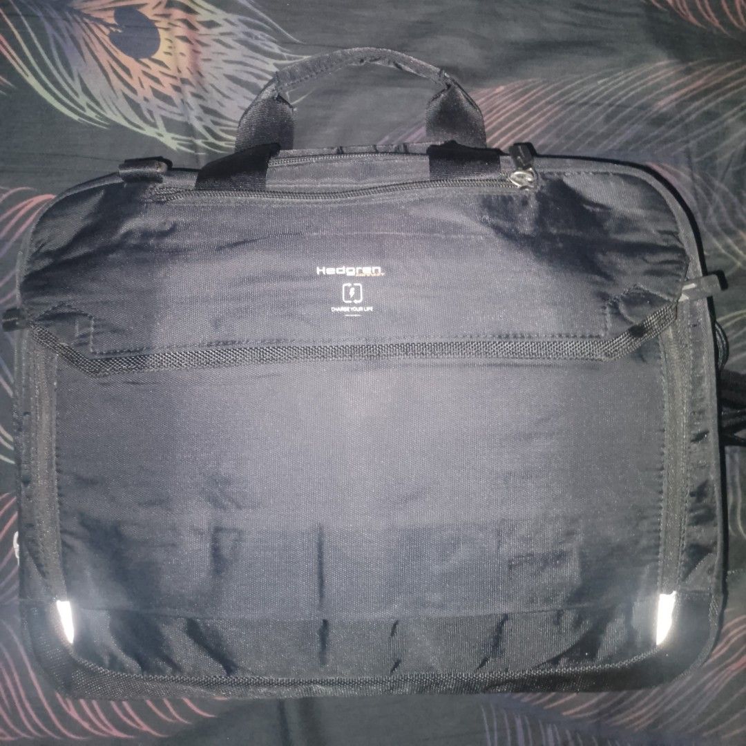Hedgren Hitch Slim Three-Way Laptop Bag (Category: Backpacks) located in Quezon City. Submitted by dkyub_ (Listing ID 1466215312, Image 2). Description: Dimes: W - 19, L - 14 ‎(sling not included) ‎can add a different one ‎Taking offers mag pm lang 📩..