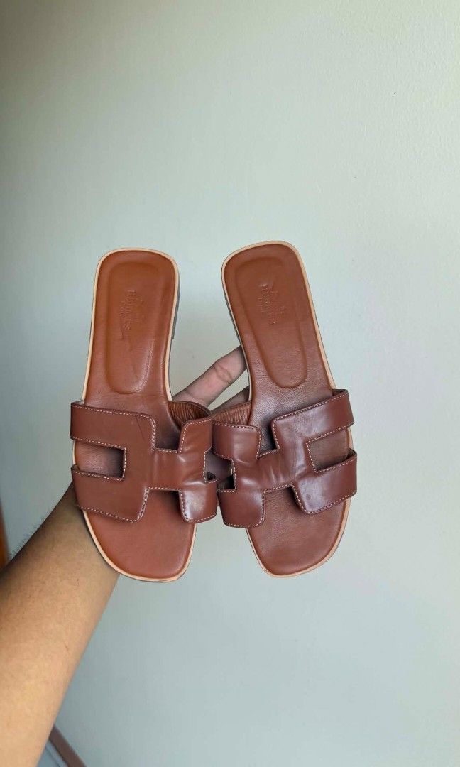 Hermès oran flats (Category: Flats & Sandals) located in Koronadal. Submitted by mannylagada880 (Listing ID 1470011857, Image 1). Description: in good condition ship nationwide ✈️.