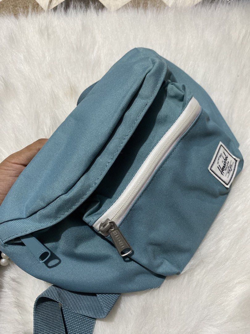 Herschel Pop Quiz Hip Pack (Category: Luxury Bags & Wallets) located in Quezon City. Submitted by mariamaharba7798 (Listing ID 1470112972, Image 3). Description: Herschel Pop Quiz Hip Pack belt bag like new condition pm for more details .