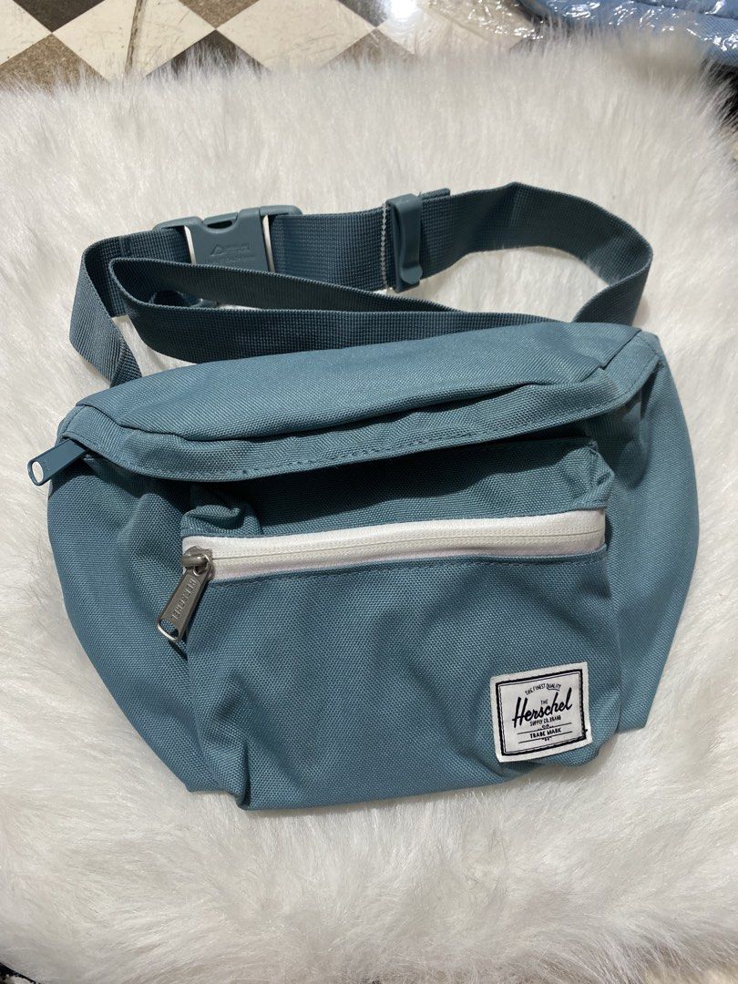 Herschel Pop Quiz Hip Pack (Category: Luxury Bags & Wallets) located in Quezon City. Submitted by mariamaharba7798 (Listing ID 1470112972, Image 1). Description: Herschel Pop Quiz Hip Pack belt bag like new condition pm for more details .