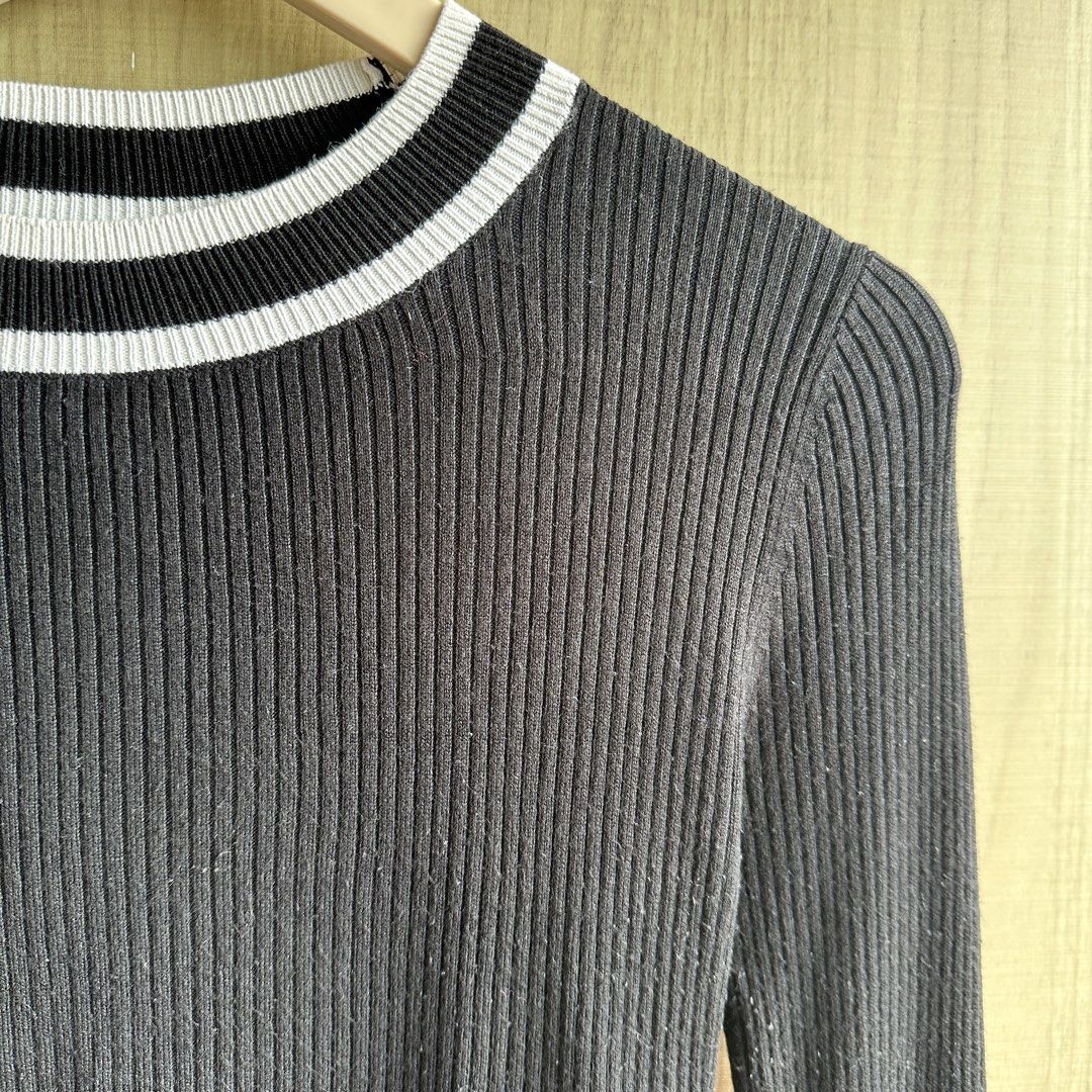 H&M - Black and White Knit Cropped Top (Category: Longsleeves) located in Makati City. Submitted by alilbitofeverything.ph (Listing ID 1470003639, Image 2). Description: 📍Makati Brand: H&M Size on tag: Small Fits small-semi medium No flaws (just a bit of lint/himulmol a lint roller can fix!) .