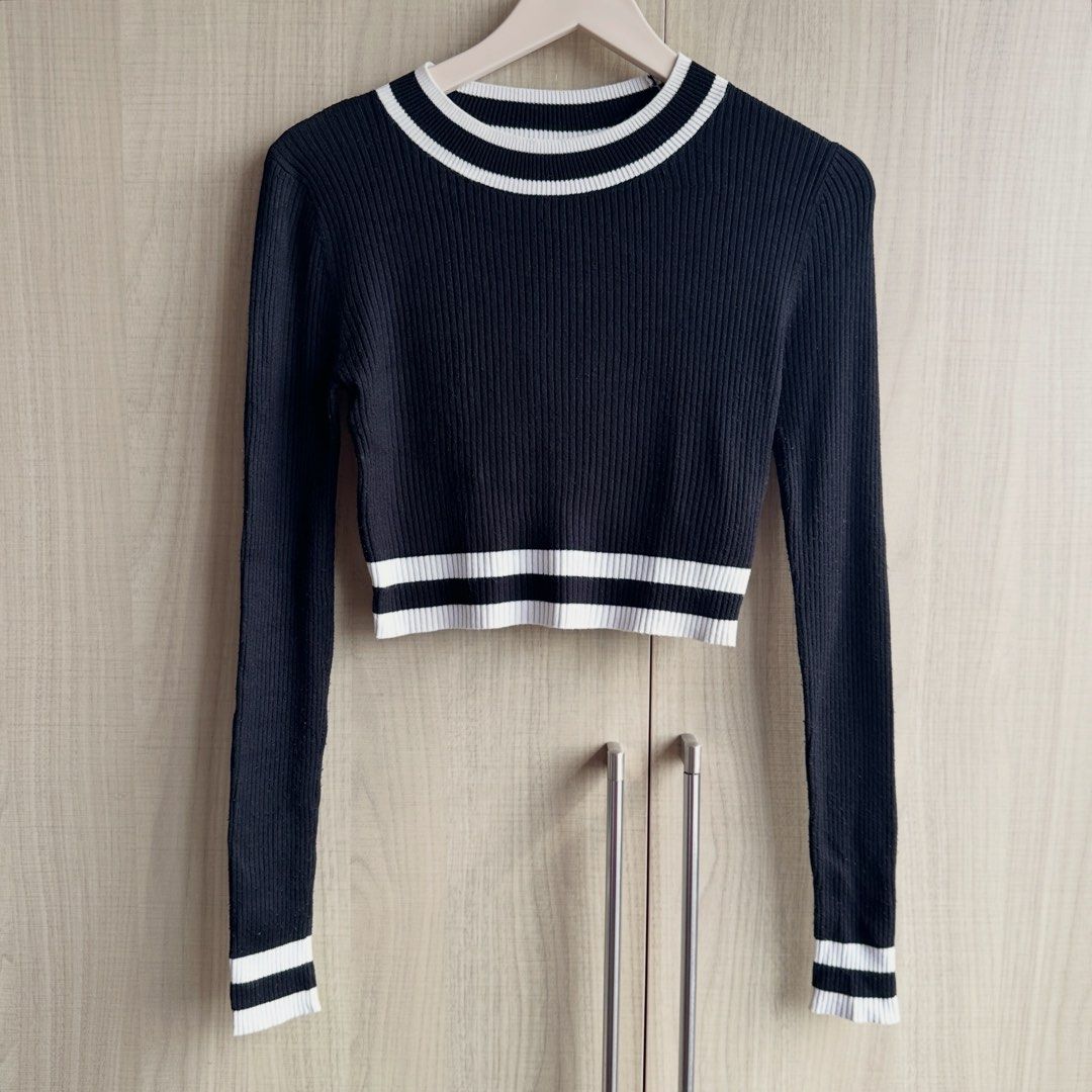 H&M - Black and White Knit Cropped Top (Category: Longsleeves) located in Makati City. Submitted by alilbitofeverything.ph (Listing ID 1470003639, Image 1). Description: 📍Makati Brand: H&M Size on tag: Small Fits small-semi medium No flaws (just a bit of lint/himulmol a lint roller can fix!) .