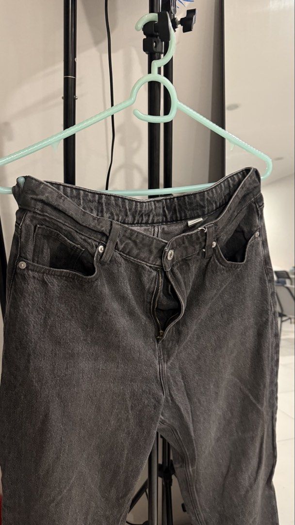 H&M Barrel Jeans (Category: Jeans) located in Makati City. Submitted by andrae.thomas (Listing ID 1470104649, Image 3). Description: - Brand/Style: & Denim washed black barrel jeans - Fit: Loose fit with a flattering high waist - Size: EUR 40 / US 8 / CA 8 Excellent condition—flaws are completely unnoticeable MAKATI AREA Meet Up: TAFT, Dlsu, CSB, Cash and Carry Fixed price.