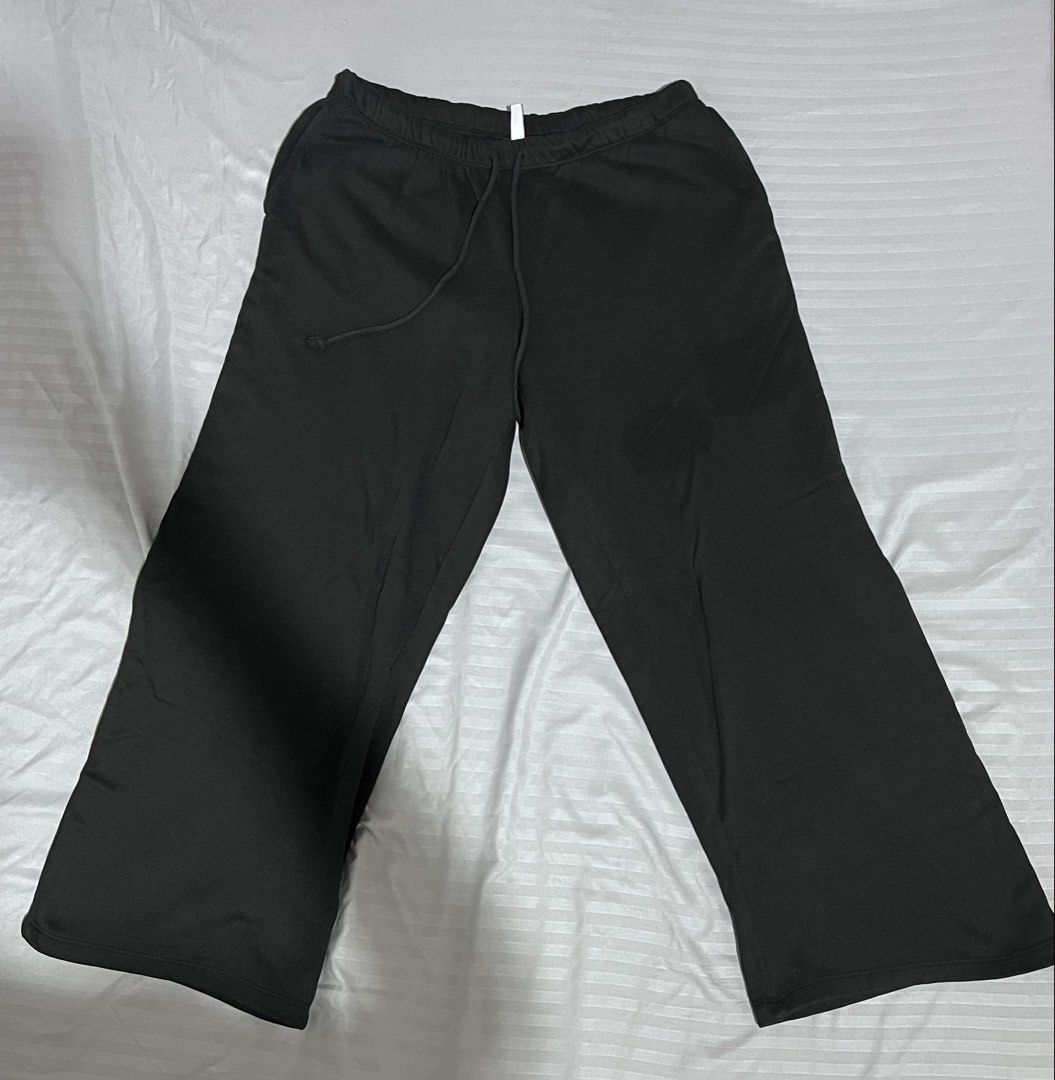 H&M Basic Divided Black Sweatpants Size M (Category: Other Bottoms) located in Makati City. Submitted by anglvlln (Listing ID 1470127894, Image 1). Description: - Brand: H&M Basic Divided - Item: Black sweatpants - Size: Medium - Material: 62% cotton, 38% polyester - Length: Approx. 36 inches - Fit: Straight leg, casual style with elastic drawstring waistband - Condition: Excellent, great for lounging or daily errands Pickup/Delivery Options: • F