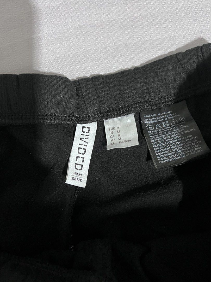 H&M Basic Divided Black Sweatpants Size M (Category: Other Bottoms) located in Makati City. Submitted by anglvlln (Listing ID 1470127894, Image 2). Description: - Brand: H&M Basic Divided - Item: Black sweatpants - Size: Medium - Material: 62% cotton, 38% polyester - Length: Approx. 36 inches - Fit: Straight leg, casual style with elastic drawstring waistband - Condition: Excellent, great for lounging or daily errands Pickup/Delivery Options: • F