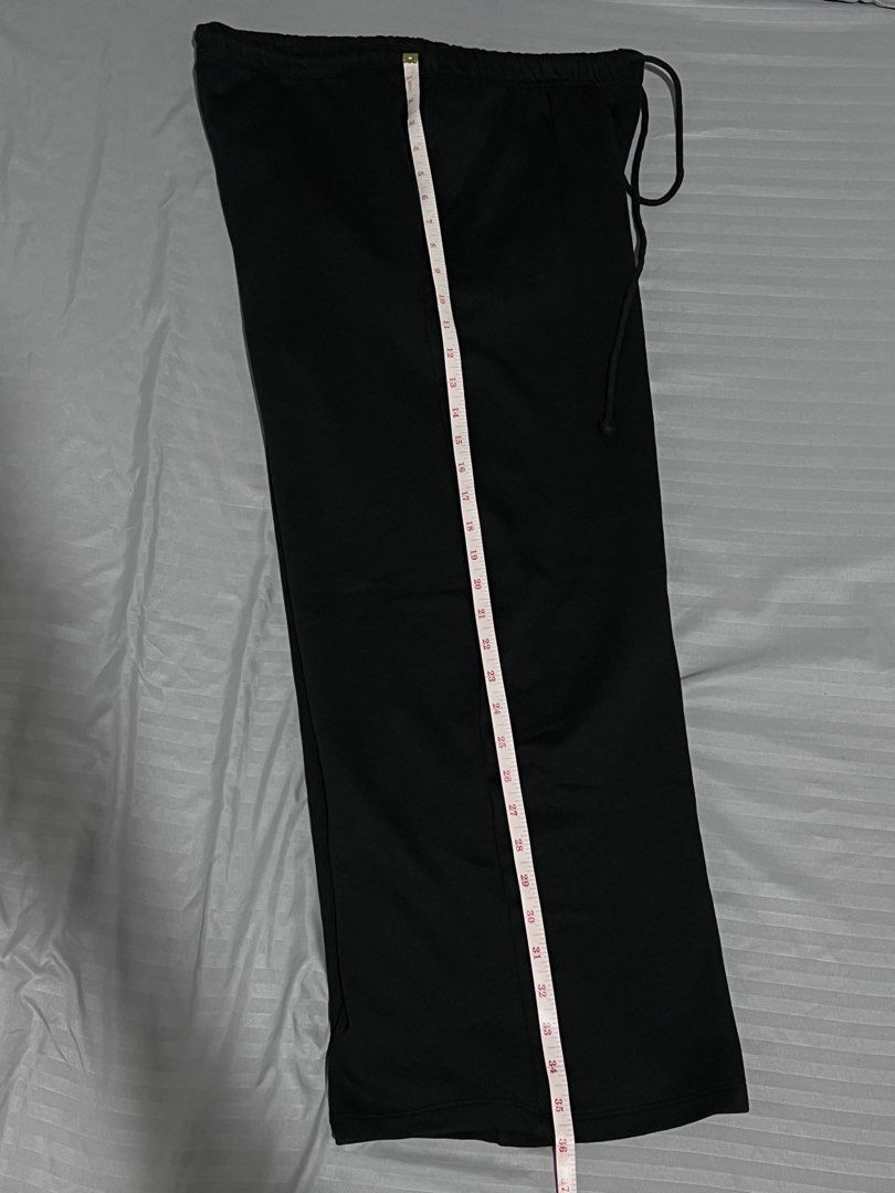 H&M Basic Divided Black Sweatpants Size M (Category: Other Bottoms) located in Makati City. Submitted by anglvlln (Listing ID 1470127894, Image 3). Description: - Brand: H&M Basic Divided - Item: Black sweatpants - Size: Medium - Material: 62% cotton, 38% polyester - Length: Approx. 36 inches - Fit: Straight leg, casual style with elastic drawstring waistband - Condition: Excellent, great for lounging or daily errands Pickup/Delivery Options: • F