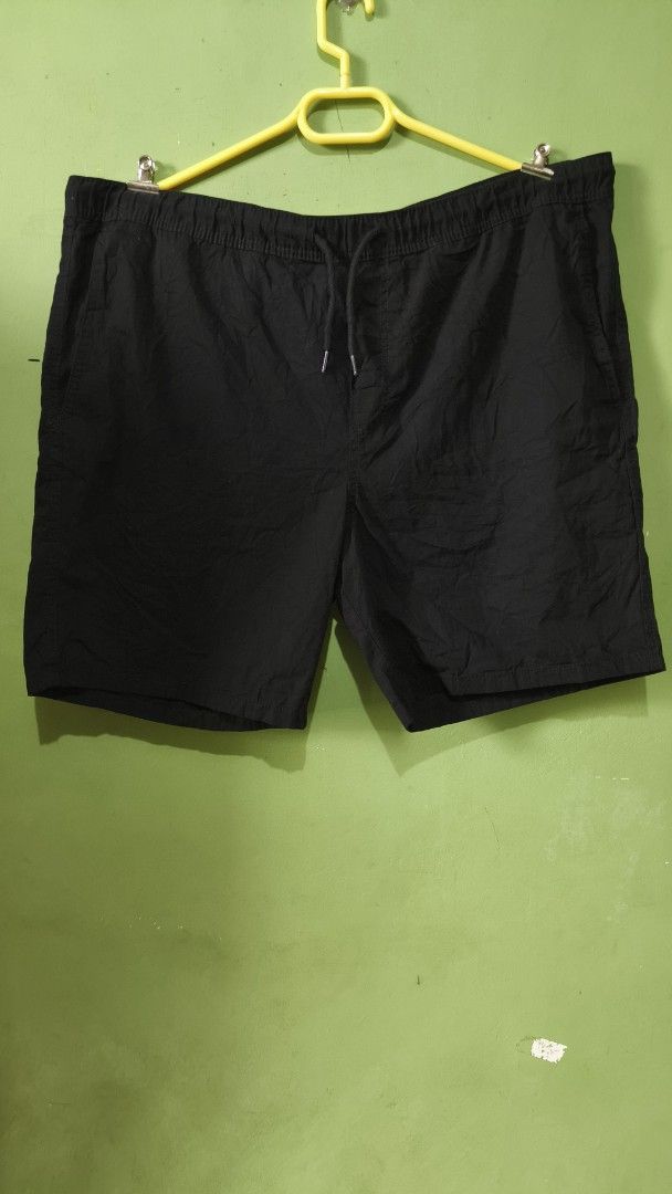 H&M Black Regular Fit Shorts XL (Category: Shorts) located in Aborlan. Submitted by tonsky_thrift (Listing ID 1470008773, Image 1). Description: ‎📌 Size: XL on tag ‎📌 Dimes: waistline 40-45 leng 19? 5 ‎📌 Colorate: 10/10 ‎📌 excellent condition, like new ‎📌 Issue:none 📌 need wash fresh from bale - Brand: H&M - Color: Black - Size: XL (Tag: 180/106A) - Material: 100% cotton shell - Waistband: Elastic with drawstring for easy adjustment - Pocke