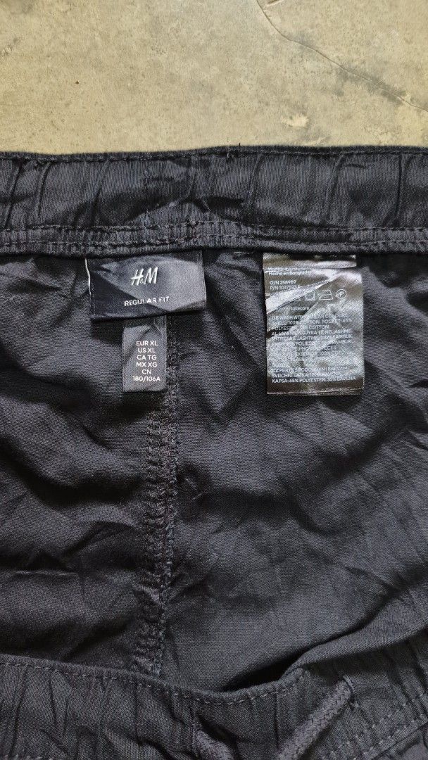 H&M Black Regular Fit Shorts XL (Category: Shorts) located in Aborlan. Submitted by tonsky_thrift (Listing ID 1470008773, Image 3). Description: ‎📌 Size: XL on tag ‎📌 Dimes: waistline 40-45 leng 19? 5 ‎📌 Colorate: 10/10 ‎📌 excellent condition, like new ‎📌 Issue:none 📌 need wash fresh from bale - Brand: H&M - Color: Black - Size: XL (Tag: 180/106A) - Material: 100% cotton shell - Waistband: Elastic with drawstring for easy adjustment - Pocke