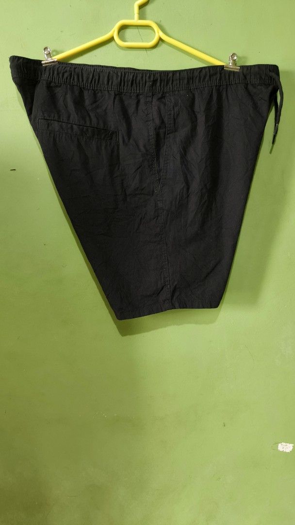 H&M Black Regular Fit Shorts XL (Category: Shorts) located in Aborlan. Submitted by tonsky_thrift (Listing ID 1470008773, Image 2). Description: ‎📌 Size: XL on tag ‎📌 Dimes: waistline 40-45 leng 19? 5 ‎📌 Colorate: 10/10 ‎📌 excellent condition, like new ‎📌 Issue:none 📌 need wash fresh from bale - Brand: H&M - Color: Black - Size: XL (Tag: 180/106A) - Material: 100% cotton shell - Waistband: Elastic with drawstring for easy adjustment - Pocke