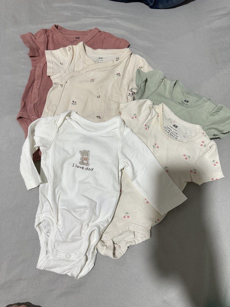 H&M Body Suits New Born (Category: Babies & Kids Fashion) located in Calamba. Submitted by berngundy (Listing ID 1470028086, Image 1). Description: - Brand: H&M 0-1 month Take all With 2 freebie dymples sando.