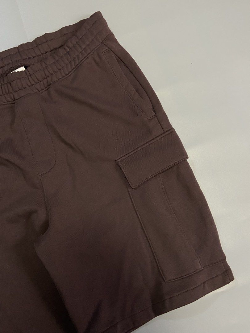 H&M Choco Brown Cargo Sweatshorts (Category: Shorts) located in Batangas. Submitted by aeons.attic (Listing ID 1470081804, Image 3). Description: Waist: 30-38 (adjustable w lace) Length: 22 Hem: 12.5 Thighs: 13.5 Condition: Like new Issue: none Color rate: 10/10.