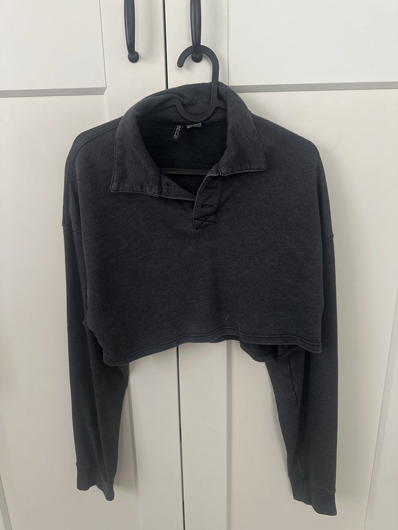 H&M Cropped Polo Sweatshirt Dark Grey (Category: Longsleeves) located in Manila. Submitted by kirstenxd (Listing ID 1470016315, Image 1). Description: - Brand: H&M - Color: Dark grey / Washed black finish - Design: Polo collar with a 3-button placket - Fit: Cropped length, true to size - Comfort: Soft fleece lining inside - Styling: Great basic piece to pair with high-waisted jeans.