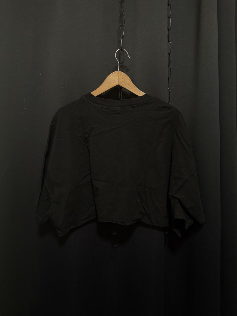 H&M Croptop (Category: Others Tops) located in Manila. Submitted by shopzeno (Listing ID 1469950782, Image 2). Description: Used twice No issue L-XL.