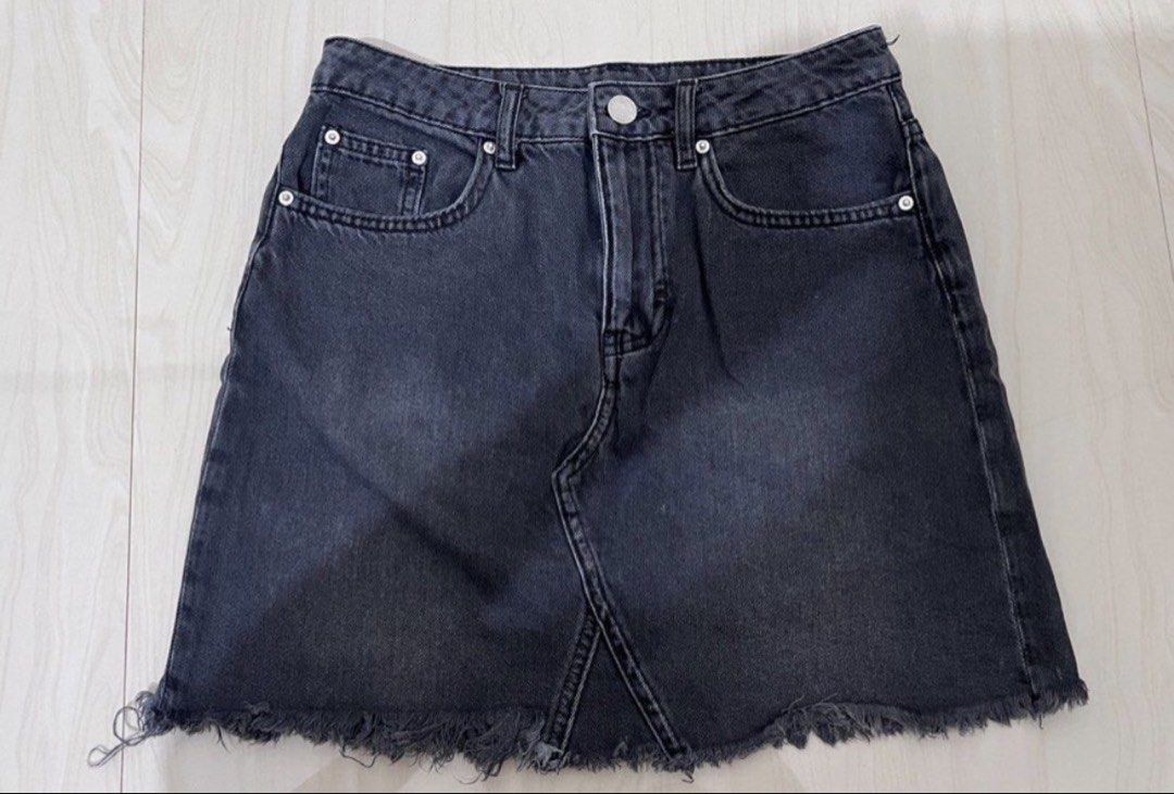 H&M Dark Grey Denim Skirt (Category: Skirts) located in Makati City. Submitted by anglvlln (Listing ID 1470128540, Image 1). Description: - Color/Wash: Dark grey wash - Fit: High-waisted - Details: Raw fringe hem, front button and zip closure, belt loops - Pockets: Classic five-pocket styling plus back patch pockets - Measurements: 13 inches across the waist, 15 inches in length - Condition: Worn once, still in great shape - Styling: Perfect to p