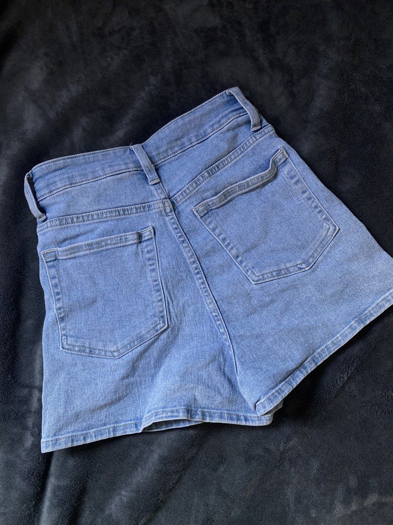 H&M Denim Short (Category: Shorts) located in Manila. Submitted by sieee9 (Listing ID 1470020911, Image 2). Description: H&M light blue denim shorts 💙 100% authentic H&M! waistline fits 24–25 inches. cute and easy to style with your fave tops. 🎀.