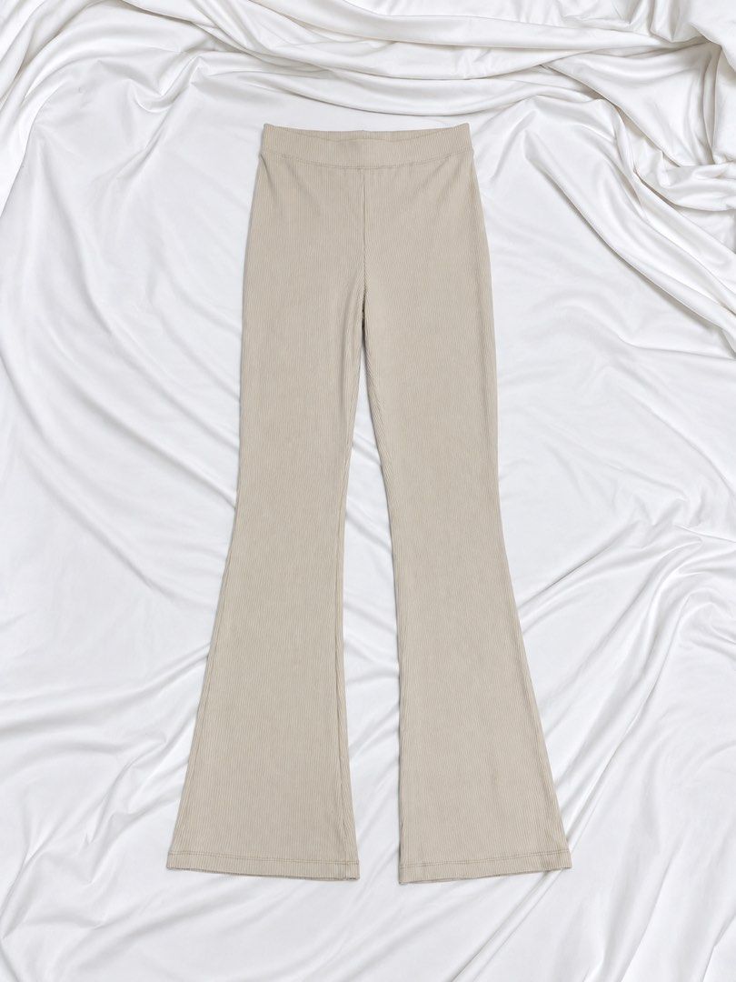 H&M Divided Beige Ribbed Flare Pants (Category: Other Bottoms) located in Paranaque City. Submitted by daiihyu (Listing ID 1470002276, Image 1). Description: Beige ribbed flared pants in XS. Has small stains near the hem that may be washable; please check the photos before buying. Size: XS Orig Price: ₱1k+ 📍 Location: Parañaque City 📦 Shipping available (shipping fee c/o buyer) 💸 Payment: Gcash/Maya/BDO ❌ No COD No return/refund/exchange once 