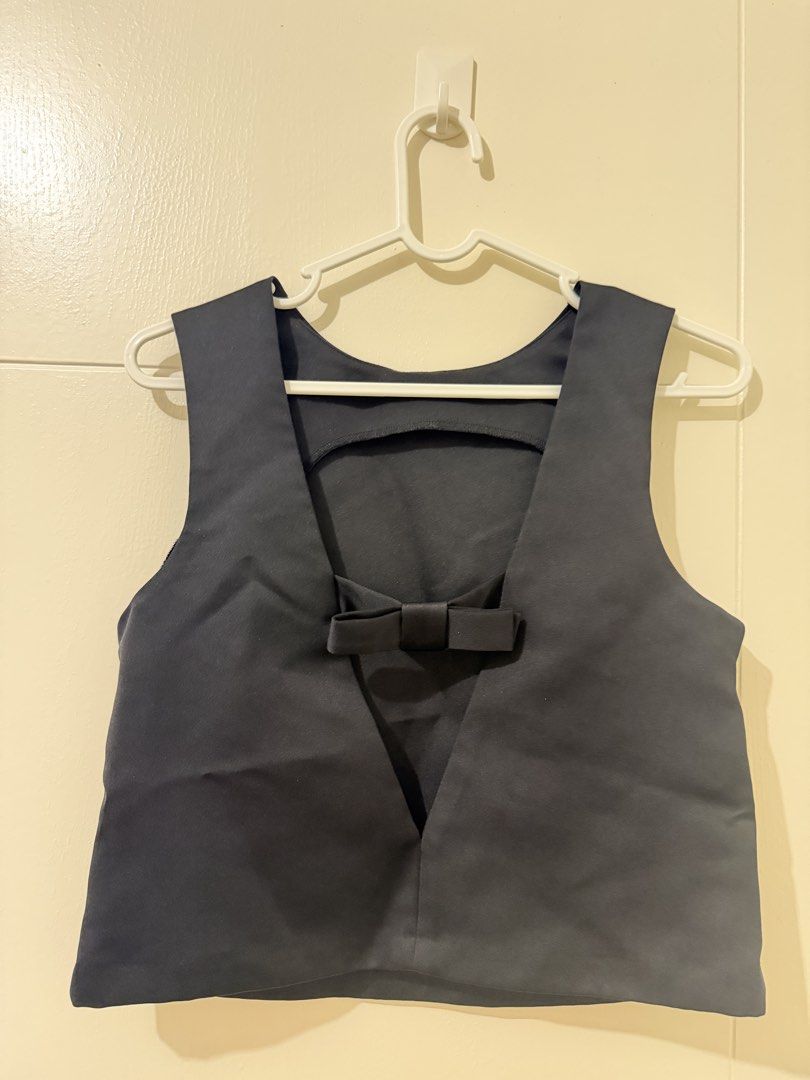 H&M Divided Black Crop Top with Back Bow Size XS (Category: Sleeveless) located in Pasay City. Submitted by triciasclosetph (Listing ID 1470067463, Image 1). Description: - Brand: H&M Divided - Size: XS - Color: Black - Design: Scoop front, deep V-back with cute ribbon detail - Condition: Excellent - Perfect to style with high-waisted jeans, skirts, or shorts.
