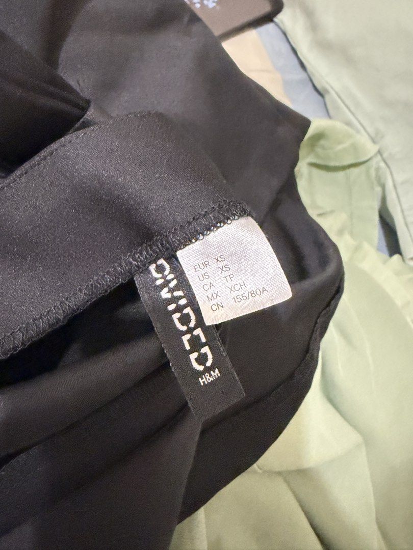 H&M Divided Black Crop Top with Back Bow Size XS (Category: Sleeveless) located in Pasay City. Submitted by triciasclosetph (Listing ID 1470067463, Image 3). Description: - Brand: H&M Divided - Size: XS - Color: Black - Design: Scoop front, deep V-back with cute ribbon detail - Condition: Excellent - Perfect to style with high-waisted jeans, skirts, or shorts.