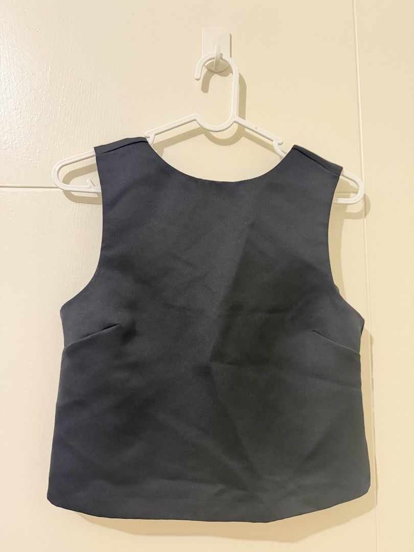 H&M Divided Black Crop Top with Back Bow Size XS (Category: Sleeveless) located in Pasay City. Submitted by triciasclosetph (Listing ID 1470067463, Image 2). Description: - Brand: H&M Divided - Size: XS - Color: Black - Design: Scoop front, deep V-back with cute ribbon detail - Condition: Excellent - Perfect to style with high-waisted jeans, skirts, or shorts.