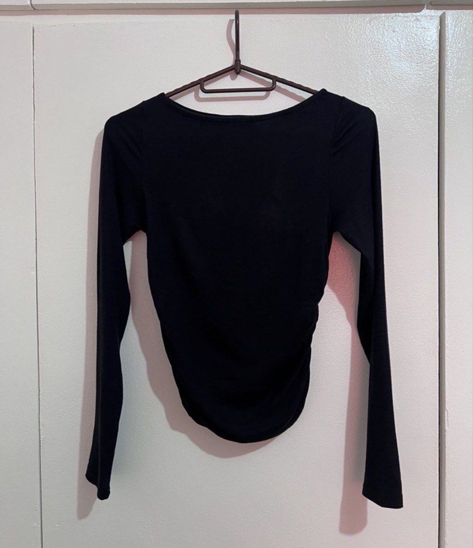 H&M Divided Black Long Sleeve Top (Category: Longsleeves) located in Makati City. Submitted by anglvlln (Listing ID 1470128309, Image 1). Description: - Brand: H&M Divided - Size: S - Color: Black - Fit: Fitted with ruched sides - Neckline: Scoop front and back - Material: Stretchy fabric - Condition: Worn a couple of times, great shape - Style: Versatile daily basic Pickup/Delivery Options: • Full payment required first before delivery (J&T or L