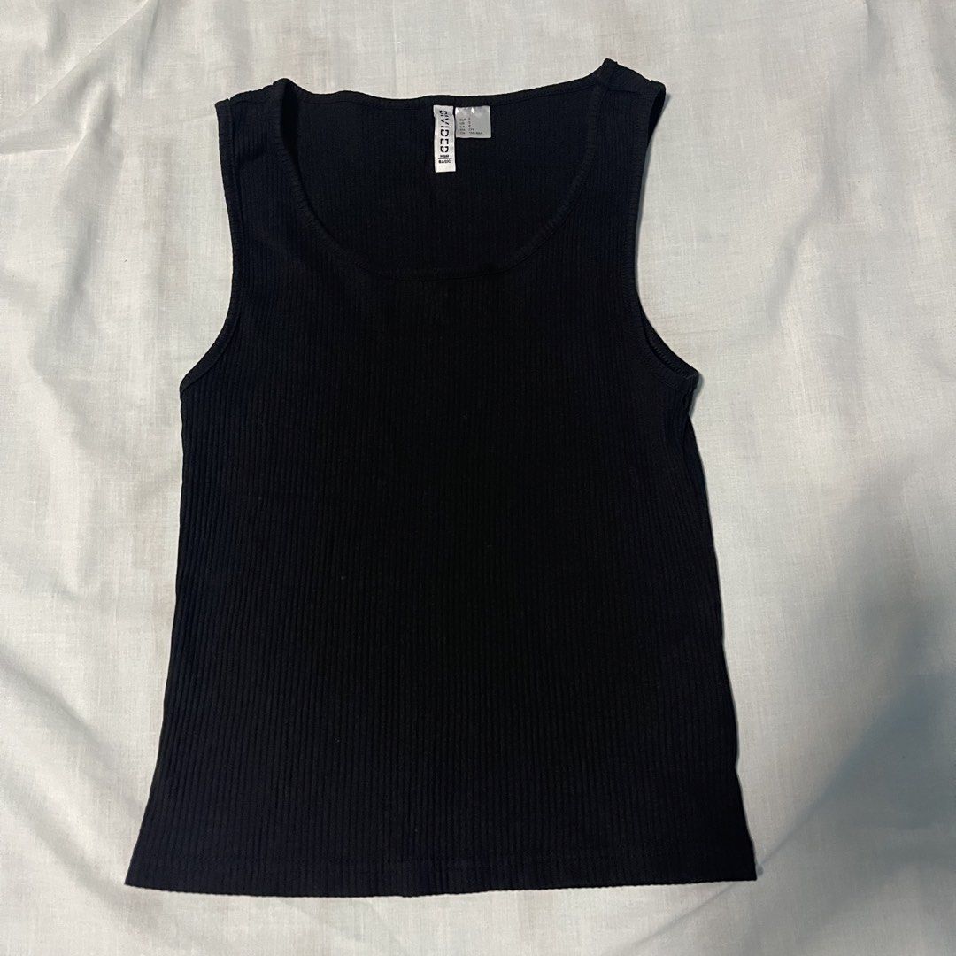 H&M Divided Black Ribbed Tank Top (Category: Sleeveless) located in San Ildefonso. Submitted by rgdeclutters (Listing ID 1470003372, Image 3). Description: L - 19" W - 12".