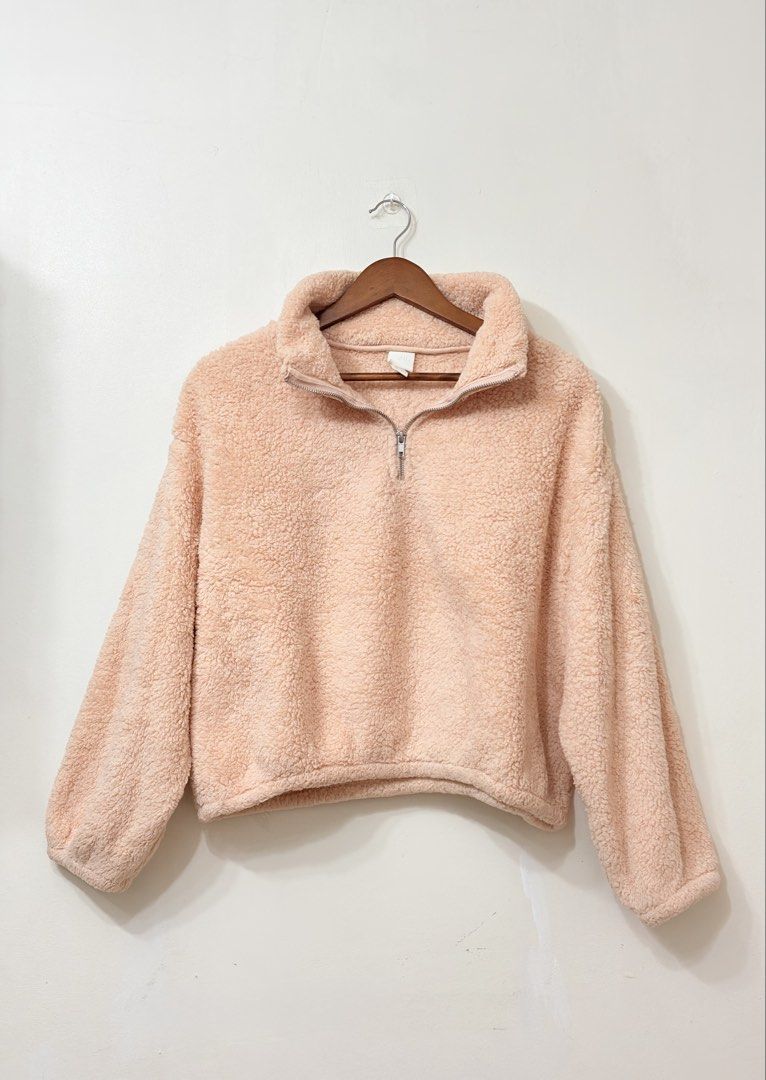 H&M Fluffy Pink Longsleeve (Category: Longsleeves) located in Mabalacat. Submitted by softlyworn.ph (Listing ID 1470088758, Image 1). Description: H&M Fluffy Pink Longsleeve Size S-XL frames.