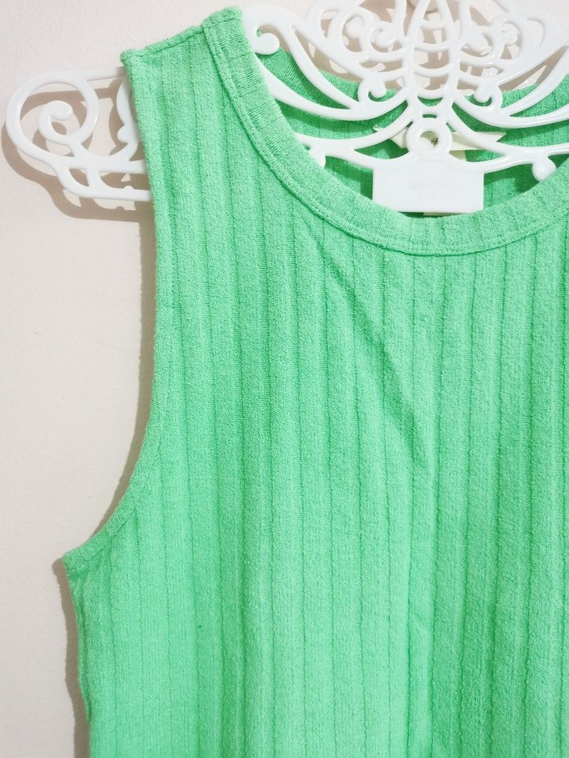 H&M Green Ribbed Top (Category: Sleeveless) located in Pasig City. Submitted by rialuna_fire (Listing ID 1470066172, Image 2). Description: .