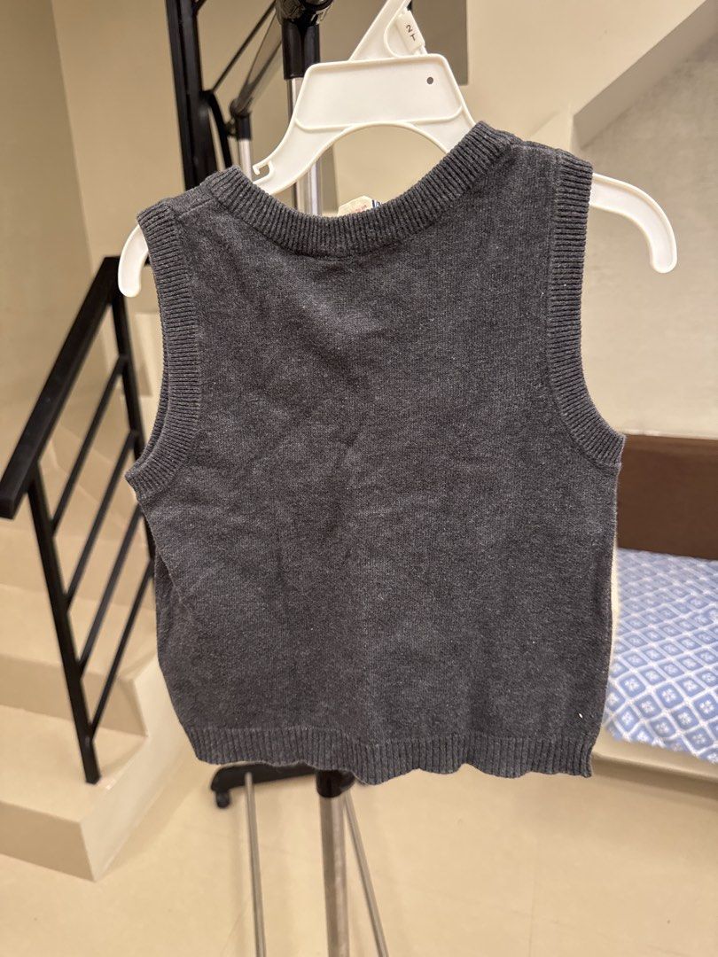 H&M Grey Knit Sweater Vest Size 2-4Y (Category: Babies & Kids Fashion) located in Manila. Submitted by __nix (Listing ID 1470019178, Image 2). Description: - Brand: H&M - Color: Dark grey - Style: V-neck knitted sweater vest with ribbed armholes and hem - Size: 98/104 (US 2-4Y, CN 110/56) - Fabric: Soft and warm, perfect for layering or wearing on its own - Condition: Clean, tags intact.