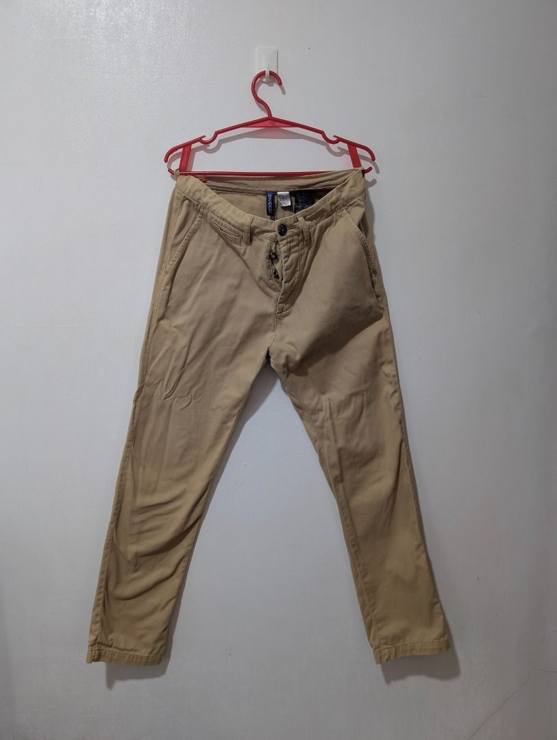 H&M Khaki Chino Pants Trousers (Category: Chinos) located in Agdangan. Submitted by ej-declutter (Listing ID 1470017851, Image 1). Description: Fit: Classic slim fit 📏 Size: Medium ↔️ Width: 28" 📐 Length: 39" ✨ Condition: Excellent Condition ⚠️ Issues/Defects: Minor stain.