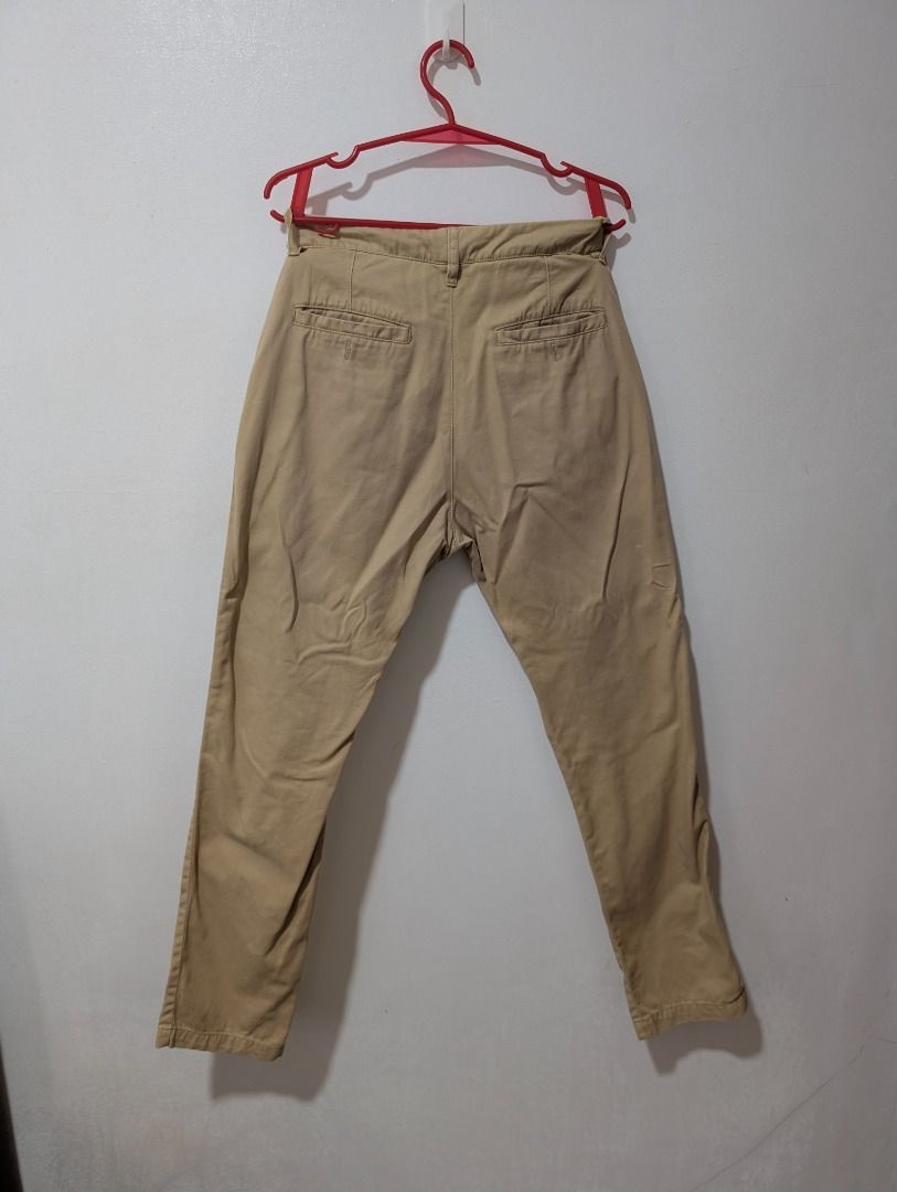 H&M Khaki Chino Pants Trousers (Category: Chinos) located in Agdangan. Submitted by ej-declutter (Listing ID 1470017851, Image 2). Description: Fit: Classic slim fit 📏 Size: Medium ↔️ Width: 28" 📐 Length: 39" ✨ Condition: Excellent Condition ⚠️ Issues/Defects: Minor stain.