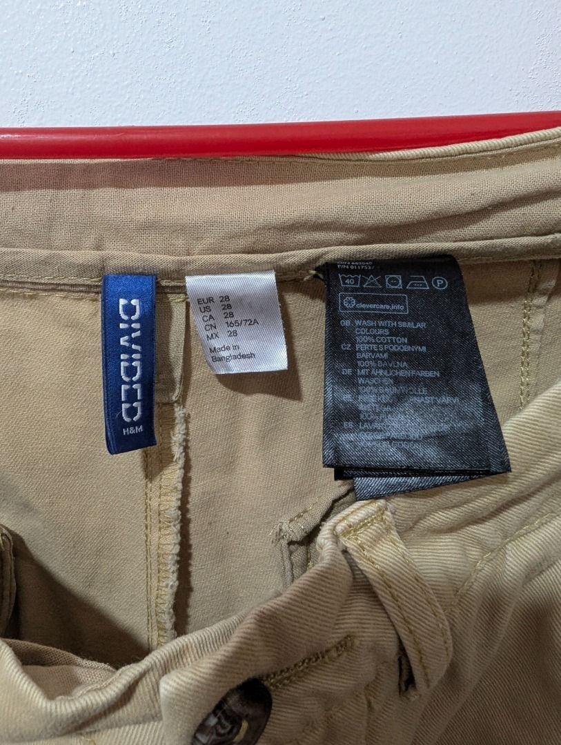 H&M Khaki Chino Pants Trousers (Category: Chinos) located in Agdangan. Submitted by ej-declutter (Listing ID 1470017851, Image 3). Description: Fit: Classic slim fit 📏 Size: Medium ↔️ Width: 28" 📐 Length: 39" ✨ Condition: Excellent Condition ⚠️ Issues/Defects: Minor stain.