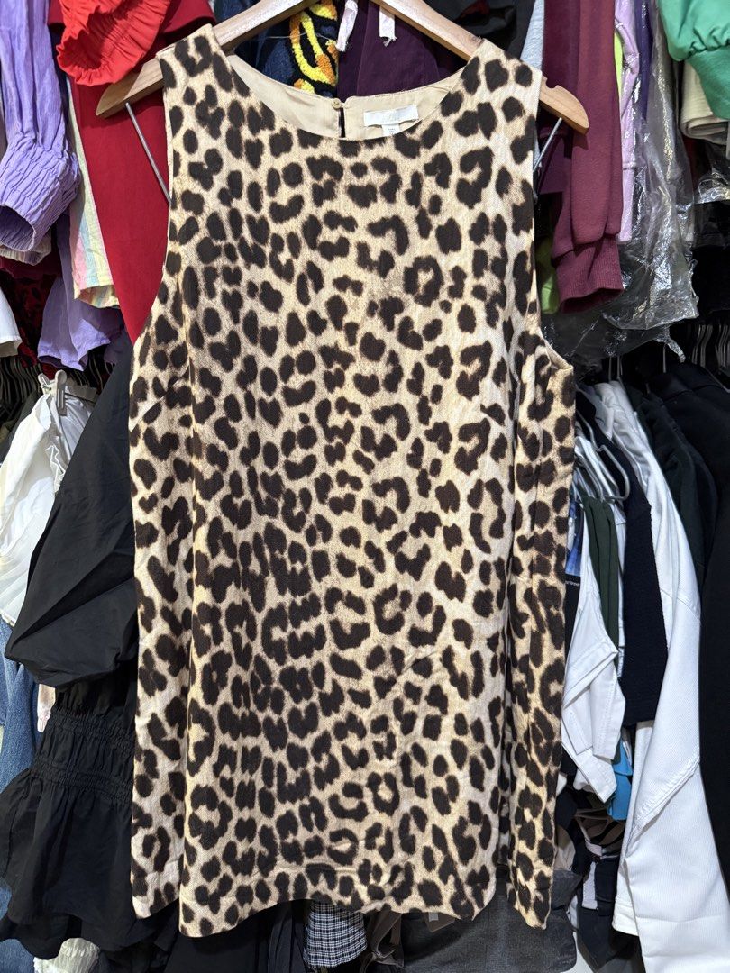 H&M Leopard Print Sleeveless Mini Dress (Category: Dresses) located in Antipolo. Submitted by harlowwillow (Listing ID 1470029491, Image 3). Description: - Brand: H&M - Style: Sleeveless leopard print dress with a straight cut - Details: Round neckline, fully lined interior, and back button closure - Length: Mid-thigh - Material: Lightweight and easy to wear - Versatility: Great for casual outings or night outs - Condition: Excellent pre-loved co