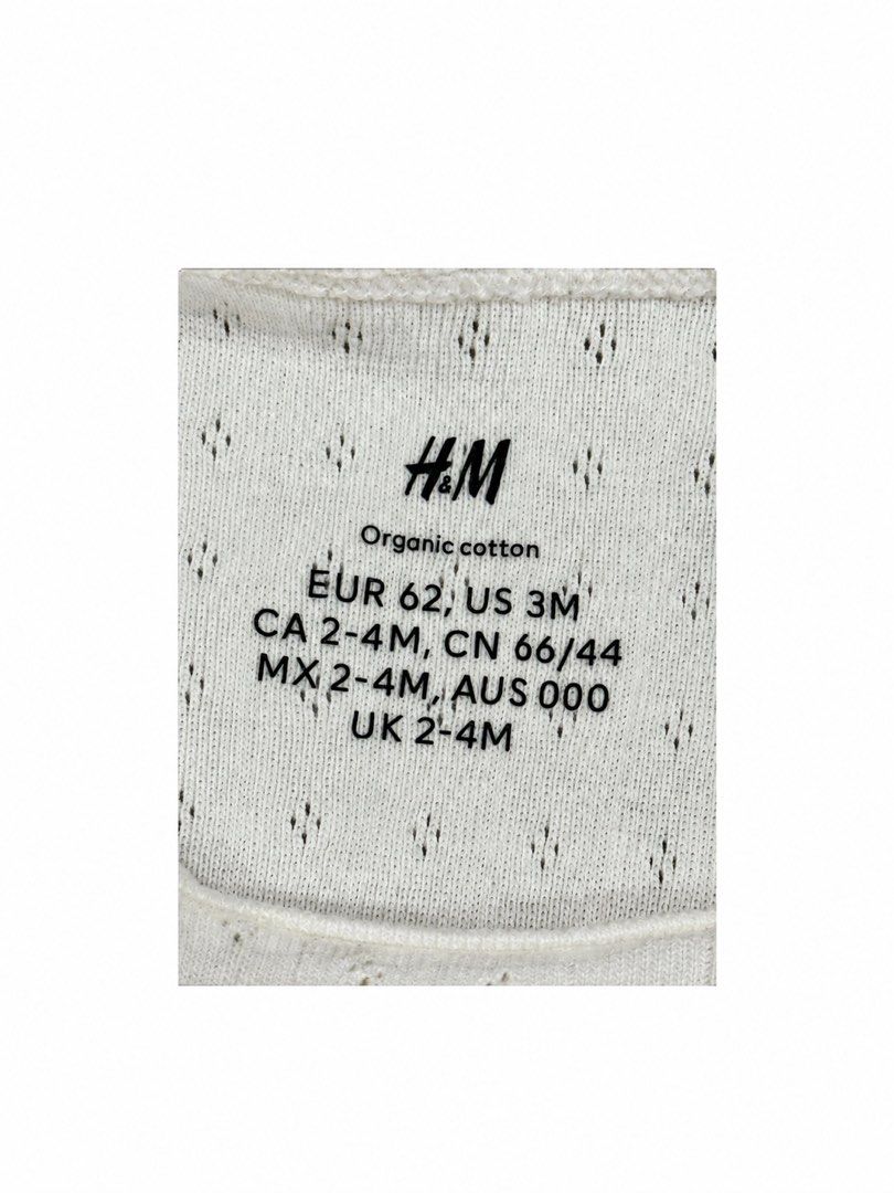 H&M Onesie (3M) (Category: Babies & Kids Fashion) located in Angeles City. Submitted by aeapreloved (Listing ID 1470033486, Image 2). Description: H&M White Onesie 🤍 * Size: 3 months (EUR 62) * Soft organic cotton with pointelle knit details * Short ruffled sleeves, snap fasteners at the crotch for easy diaper changes, and a textured ribbed pattern. Simple, timeless, and perfect for everyday wear!.