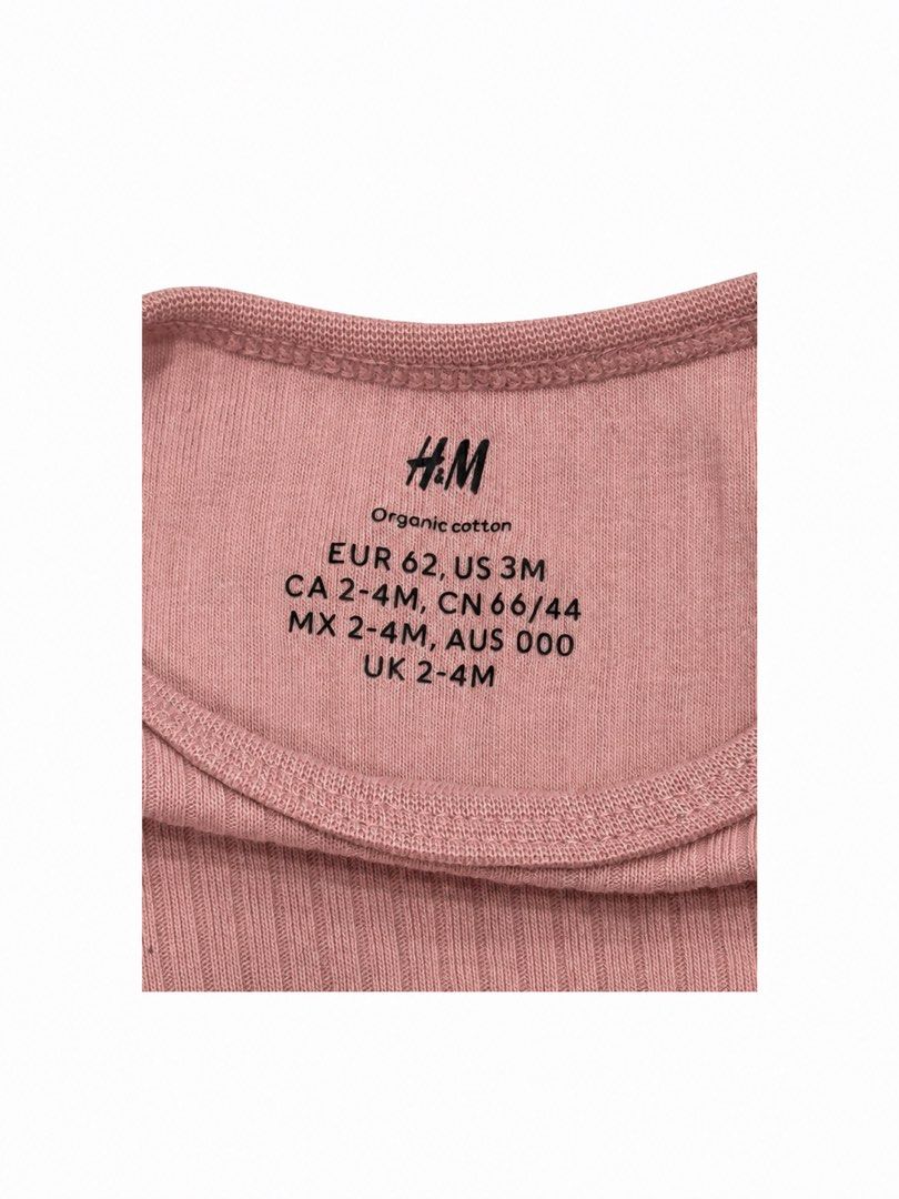 H&M Onesie (3M) (Category: Babies & Kids Fashion) located in Angeles City. Submitted by aeapreloved (Listing ID 1470052952, Image 2). Description: H&M Dusty Pink Ribbed Long-Sleeve Onesie •Size: 3 months (US) •Material: Organic cotton •Color: Dusty pink •Design: Long sleeves with a soft ribbed texture, round neckline, and snap-button crotch for easy diaper changes. Preloved baby essential in a versatile dusty pink shade, perfect for everyday wear