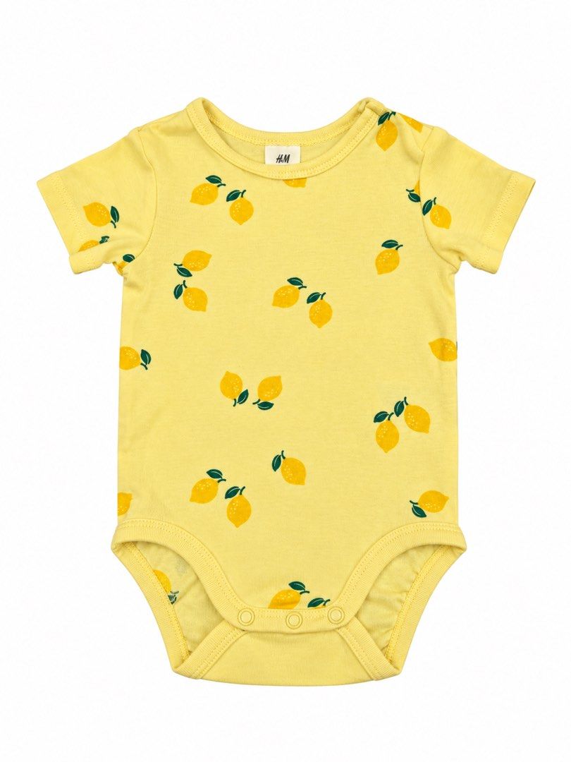 H&M Onesie (4-6M) (Category: Babies & Kids Fashion) located in Angeles City. Submitted by aeapreloved (Listing ID 1469951663, Image 1). Description: H&M Lemon Print Baby Bodysuit 🍋💛 • Size: 4–6M • H&M Organic Cotton • Soft yellow fabric with cute lemon prints • Short sleeves • Snap button closure for easy diaper changes Perfect for everyday wear! ☀️.