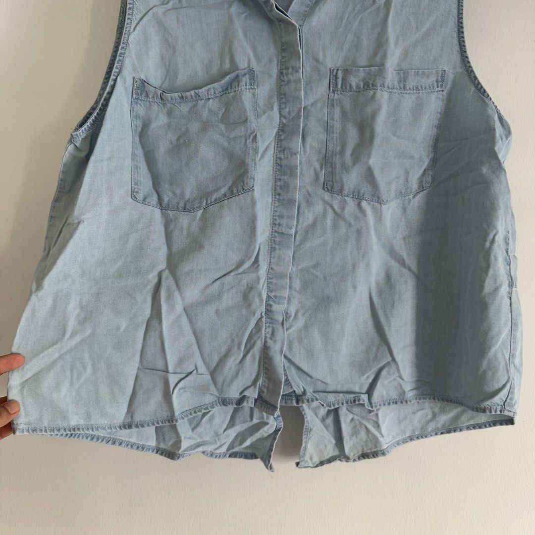 H&M soft denim top (Category: Sleeveless) located in Manila. Submitted by apparella.ph (Listing ID 1470009965, Image 3). Description: 10/10 super pretty Bust:44 Length.25 ☑️Everything is my Own preloved / BNWT/BNWOT ☑️ not thrifted/Ukay ☑️ malukot sa picture kasi na stock sa cabinet (tinatamad mag plantsa ✌️ ) ☑️Personal items ( usually bought in US/UK/JPN ) every year po ako nag aabroad so expect i don’t sell fake items and mejo pricey ☑️ check 