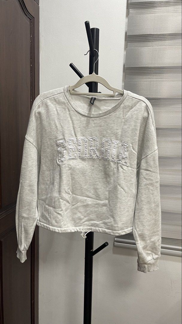 H&M Sweatshirt (Category: Coats, Jackets and Outerwear) located in Manila. Submitted by to_ri (Listing ID 1470075757, Image 1). Description: 🛍️ PRODUCT DETAILS 📏 Size: Small to Medium 📌 TERMS & CONDITIONS 💸 Payment first 📦 Shipping: J&T, LBC, Same day delivery couriers 🚫 No returns or refunds ❌ No joy/bogus buyers 💗 Please buy responsibly. Thank you!.