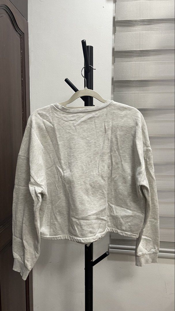 H&M Sweatshirt (Category: Coats, Jackets and Outerwear) located in Manila. Submitted by to_ri (Listing ID 1470075757, Image 2). Description: 🛍️ PRODUCT DETAILS 📏 Size: Small to Medium 📌 TERMS & CONDITIONS 💸 Payment first 📦 Shipping: J&T, LBC, Same day delivery couriers 🚫 No returns or refunds ❌ No joy/bogus buyers 💗 Please buy responsibly. Thank you!.