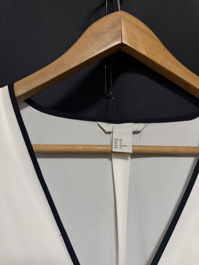 H&M Top (Category: Longsleeves) located in Manila. Submitted by shopzeno (Listing ID 1469950139, Image 3). Description: Used twice No issue L-semi XL.
