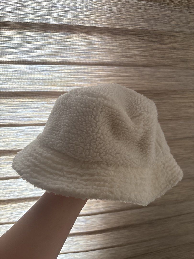 H&M White Sherpa Bucket Hat (Category: Hats & Beanies) located in Dasmarinas. Submitted by littleczarmer (Listing ID 1469977407, Image 1). Description: - Brand: H&M - Material: Fluffy white sherpa with beige lining - Size: M (fits 58 cm head circumference) - Features: Warm, cozy, and stylish - Condition: Great casual accessory for cold weather - Origin: Made in China.
