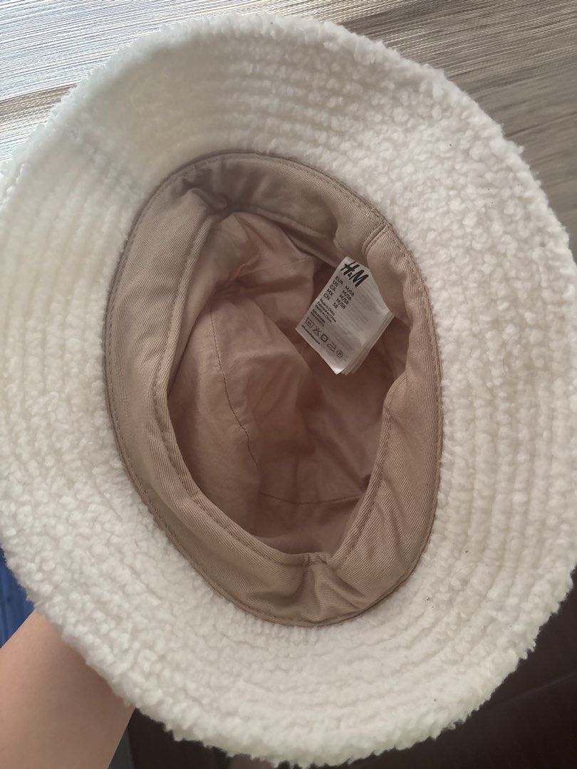 H&M White Sherpa Bucket Hat (Category: Hats & Beanies) located in Dasmarinas. Submitted by littleczarmer (Listing ID 1469977407, Image 2). Description: - Brand: H&M - Material: Fluffy white sherpa with beige lining - Size: M (fits 58 cm head circumference) - Features: Warm, cozy, and stylish - Condition: Great casual accessory for cold weather - Origin: Made in China.