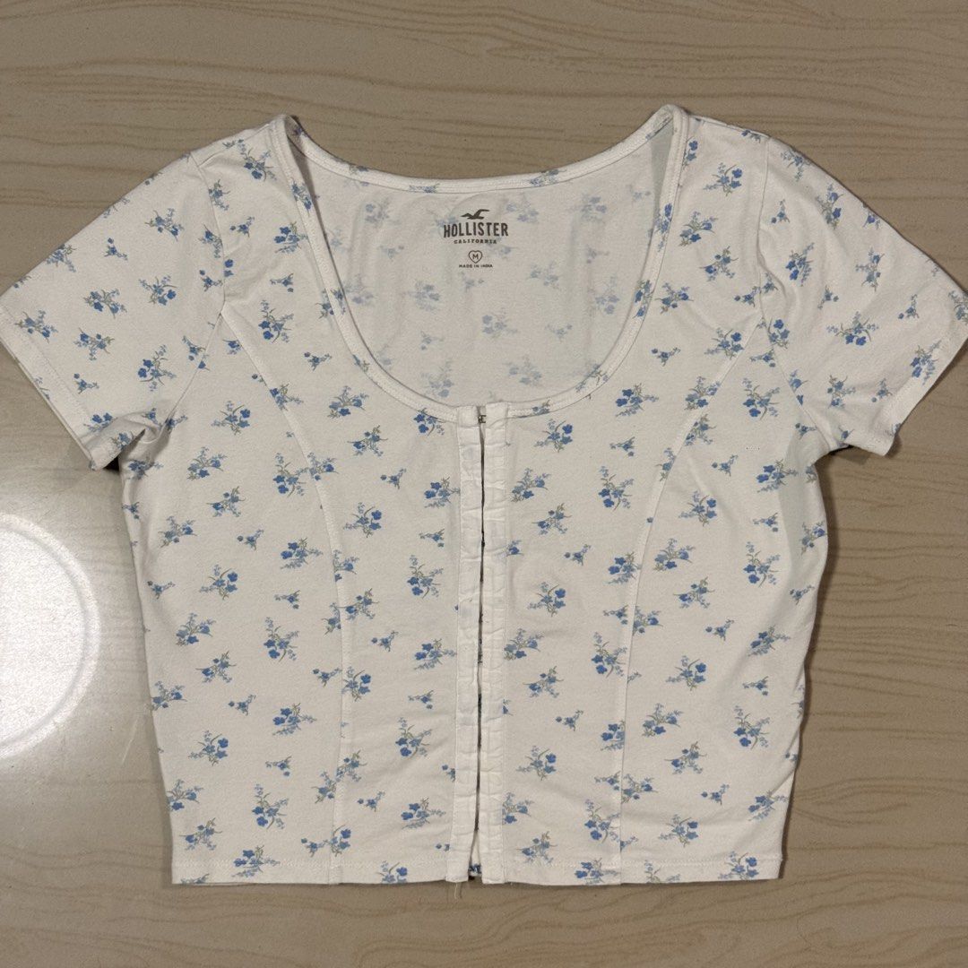 Hollister Crop Top (Category: Shirts) located in Binan City. Submitted by gentle_ezachan (Listing ID 1470109618, Image 1). Description: Hollister crop top for sale‼️ - 180 pesos only - Size M - Flaw: See last pic - J&T Delivery Nationwide (180+sf) Comment mine or dm✉️.