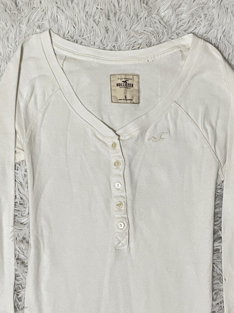 SOLD | Hollister White Henley (Category: Longsleeves) located in Bacolod City. Submitted by minwonluvr (Listing ID 1470073897, Image 2). Description: no issues fits S-M.