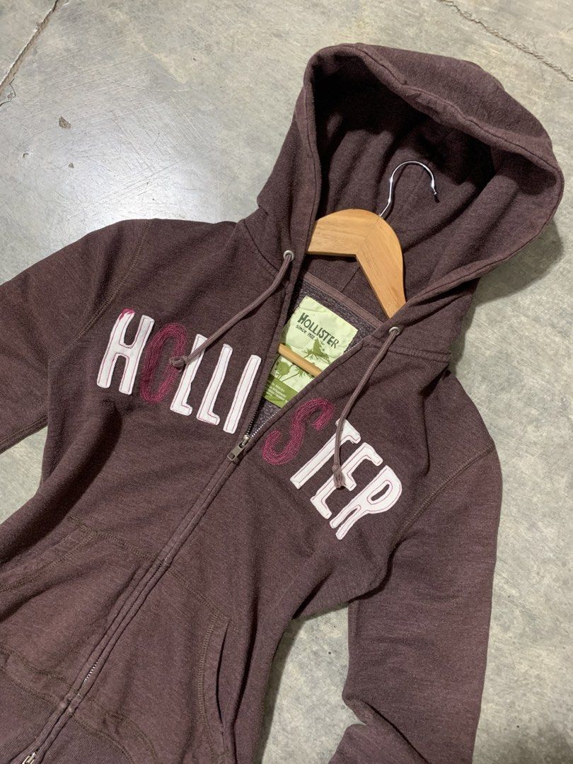 Hollister Y2K Pullover Jacket (Category: Coats, Jackets and Outerwear) located in Tibiao. Submitted by notaveragethrift (Listing ID 1470084215, Image 2). Description: Width- 17.5 Length- 23 Sleeve- 22.5 CR- 9.8/10 or better Excellent Condition Need wash No issue .
