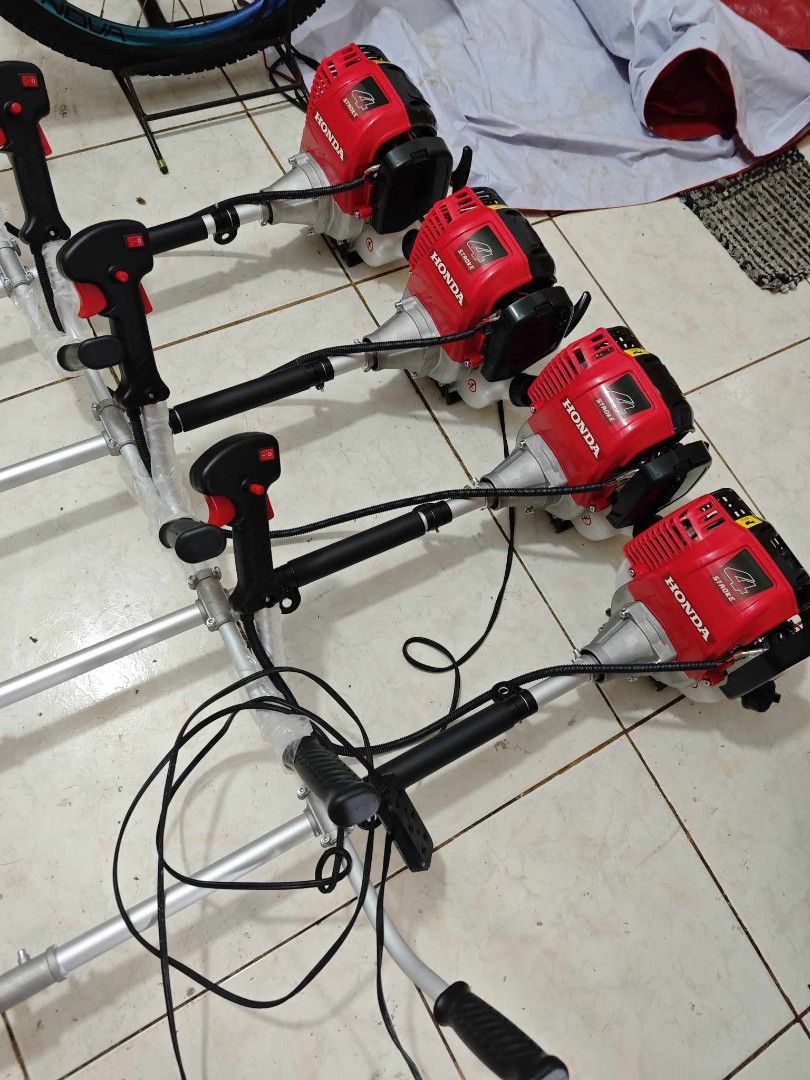 Honda 4-Stroke Brush Cutter Grass Trimmer (Category: Gardening Tools & Ornaments) located in Valenzuela. Submitted by mysticgem.f63ae6 (Listing ID 1469955714, Image 2). Description: - Engine: Reliable Honda 4-stroke engine with red housing - Design: Heavy-duty straight shaft for extended reach - Control: Comfortable handlebar grip with built-in throttle switch - Safety: Includes protective safety guards - Best For: Professional lawn and garden ma