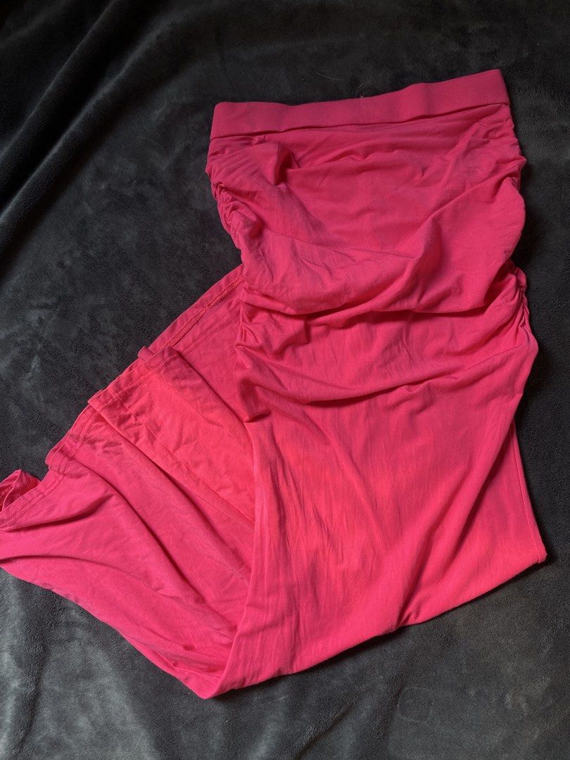 Hot Pink Ruched Maxi Skirt (Category: Skirts) located in Manila. Submitted by sieee9 (Listing ID 1470018420, Image 2). Description: worn once for a picture only, then taken off 💗 super nice fit, especially for petites! hugs your body in all the right places and gives you that flattering shape. 🎀.
