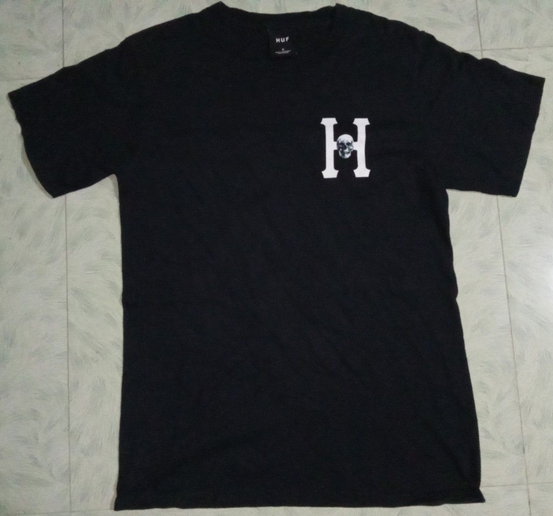 Huf skull (Category: Tshirts & Polo Shirts ) located in Manila. Submitted by oddhorse_38124c (Listing ID 1470080775, Image 1). Description: as new condition no issue 10 color rate dimes 19x27.
