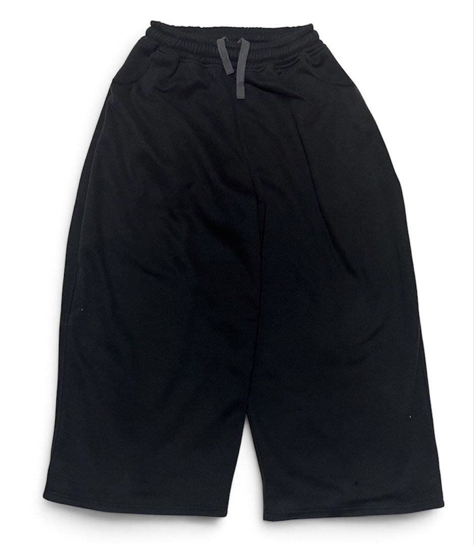 Hunta Black Pants Size L (Category: Joggers) located in Manila. Submitted by nle_vey (Listing ID 1470073609, Image 1). Description: - Brand: Hunta Clothing - Size: L - Color: Black - Material: Comfortable cotton - Waistband: Elastic with adjustable drawstring - Pockets: Convenient side pockets and one back pocket with a Hunta logo patch - Style: Casual streetwear, ideal for everyday use.